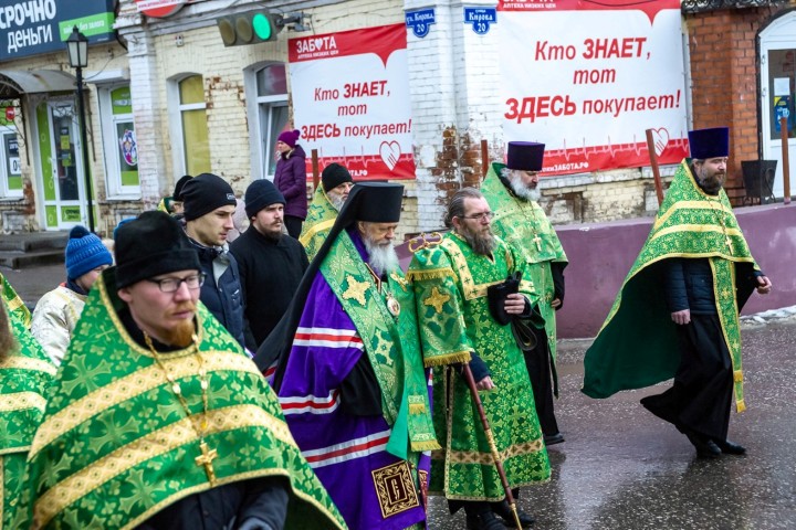Епископ Городецкий и Ветлужский Августин возглавил традиционный Александро-Невский крестный ход по Городцу