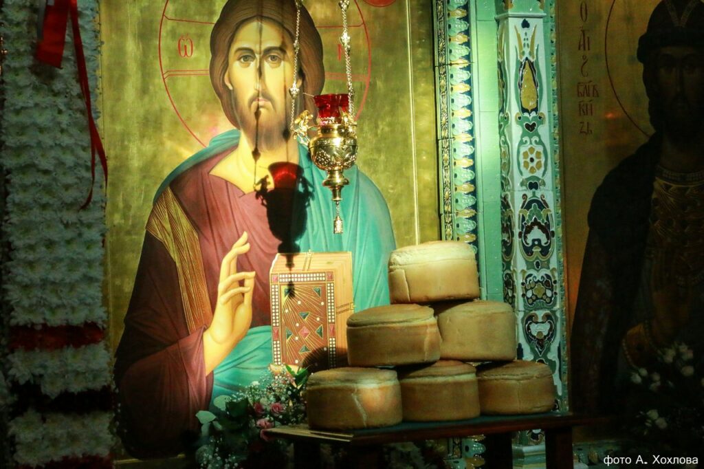 Иеромонахи Городецкого Феодоровского мужского монастыря совершили Пасхальную вечерню