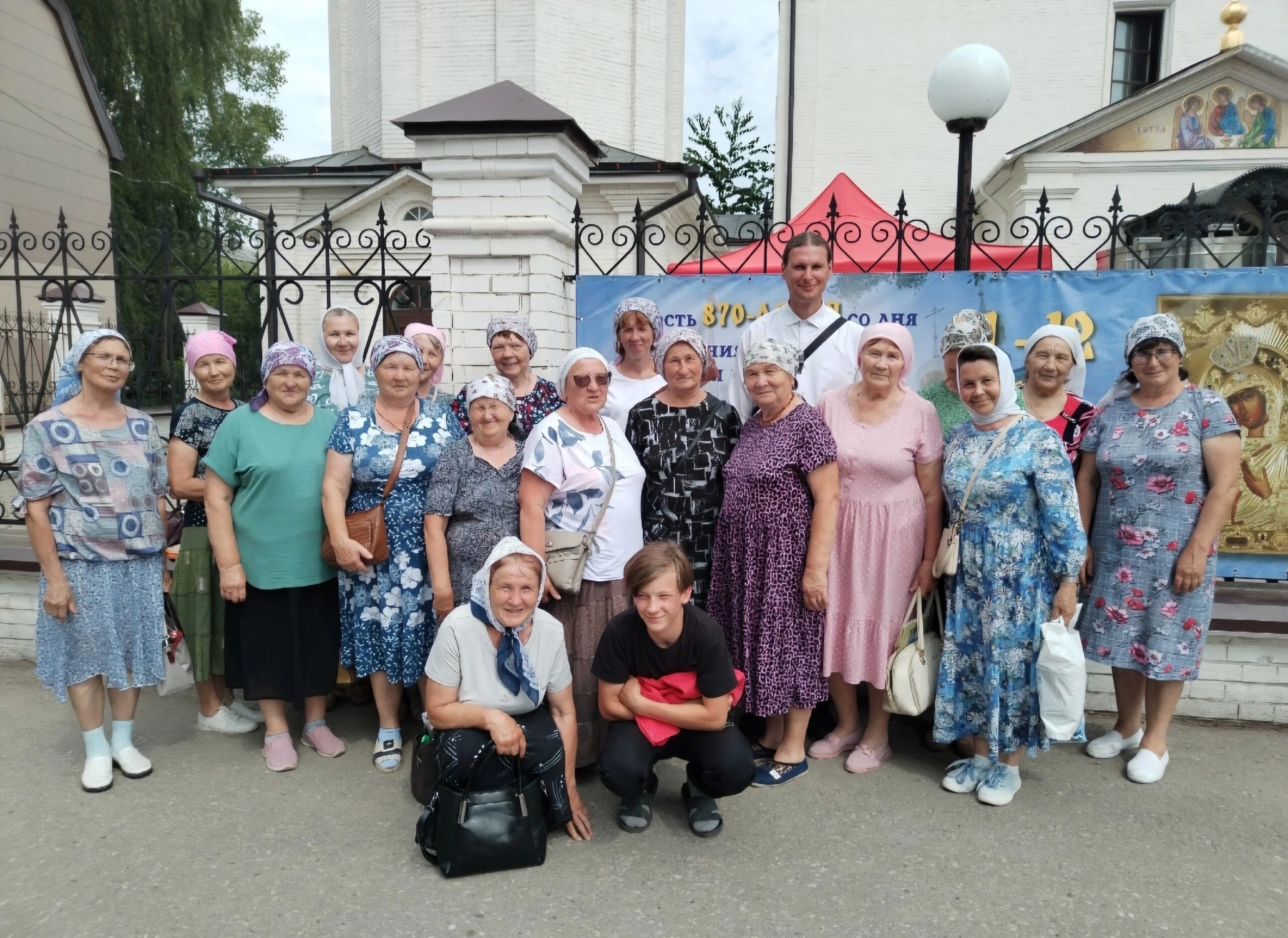 12 июня, по благословению благочинного Шарангского округа иерея Антония Кочетова, для активных прихожан благочиния была организована паломническая поездка в город Городец