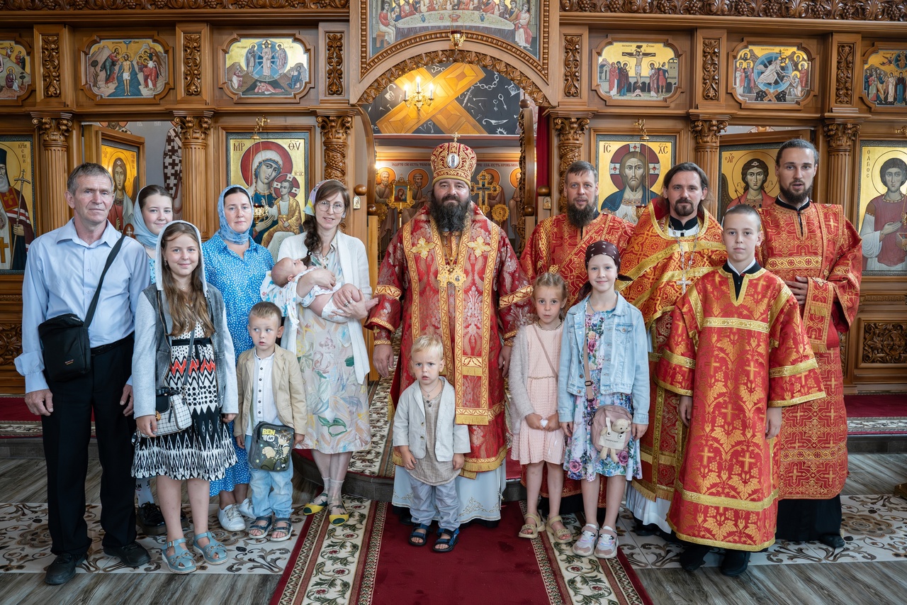 Епископ Городецкий и Ветлужский Парамон совершил таинство Крещения в Городецком Феодоровском мужском монастыре.