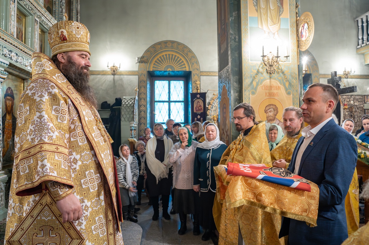 В день памяти святого благоверного великого князя Александра Невского епископ Городецкий и Ветлужский Парамон совершил Божественную литургию в Городецком Феодоровском мужском монастыре