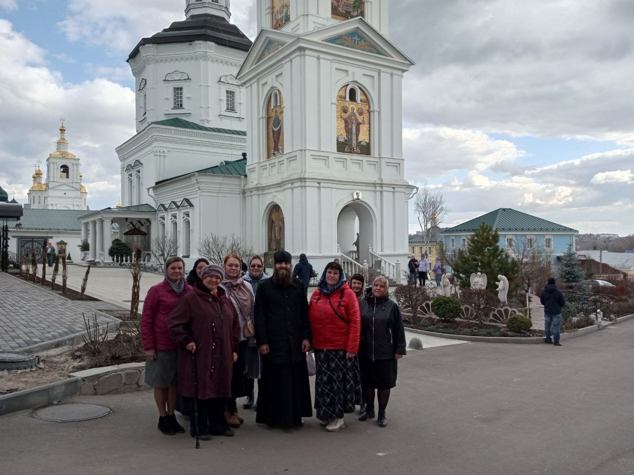 29 марта группа паломников в сопровождении насельника Городецкого Феодоровского мужского монастыря иеромонаха Андроника (Карпова) и экскурсовода Надежды Алексеевны Смирновой совершили поездку в Дивеево и Арзамас.