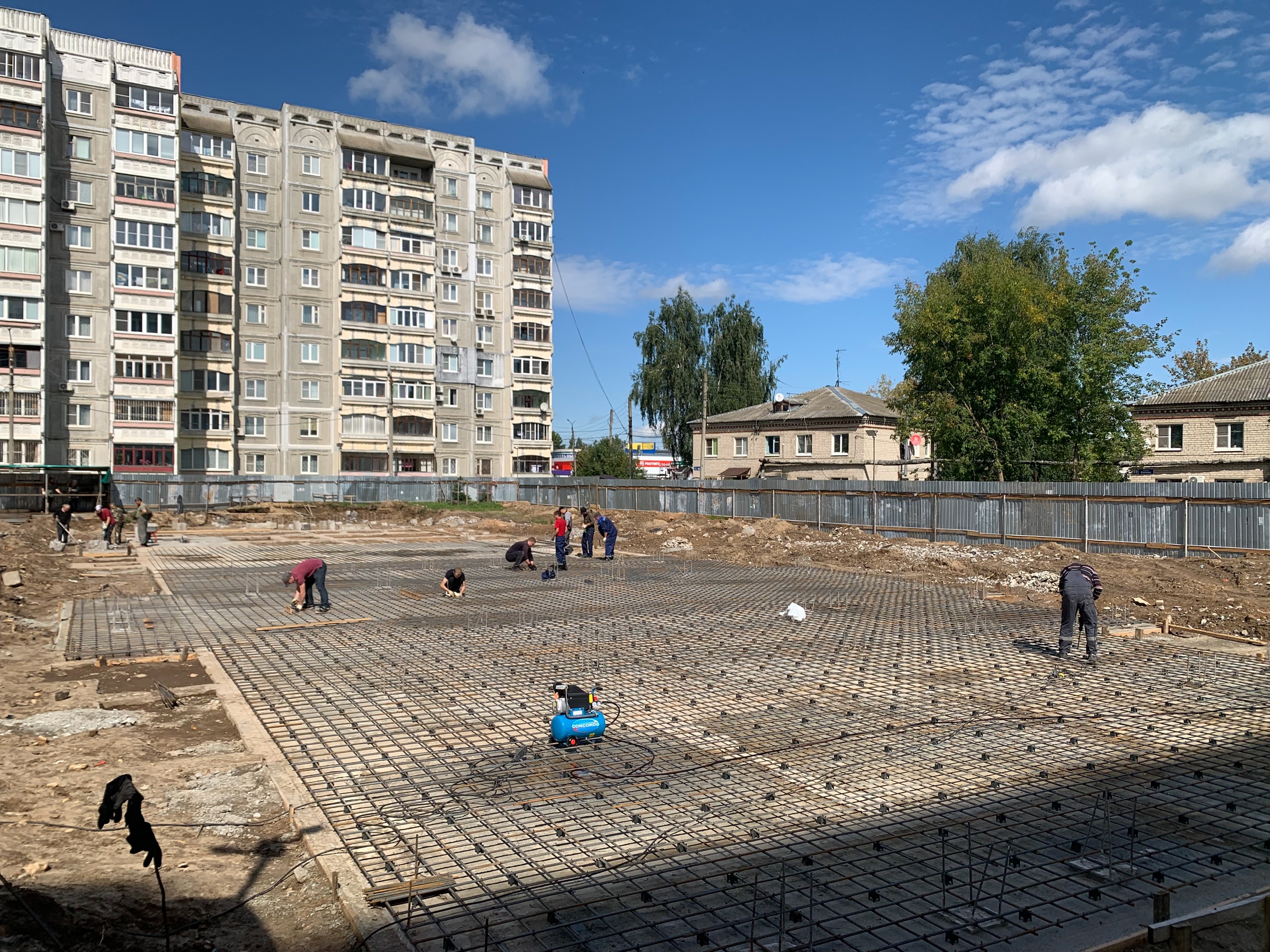 Братия Городецкого Феодоровского мужского монастыря трудятся на строительной площадке в Заволжье