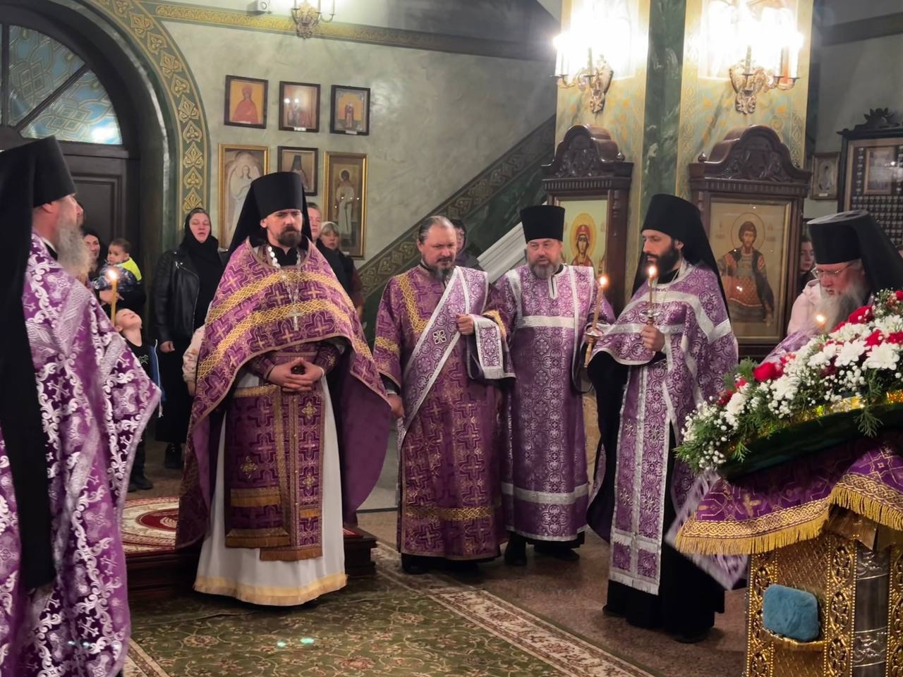 В канун праздника Воздвижения Креста Господня наместник Городецкого Феодоровского мужского монастыря совершил Всенощное бдение в Феодоровском соборе обители