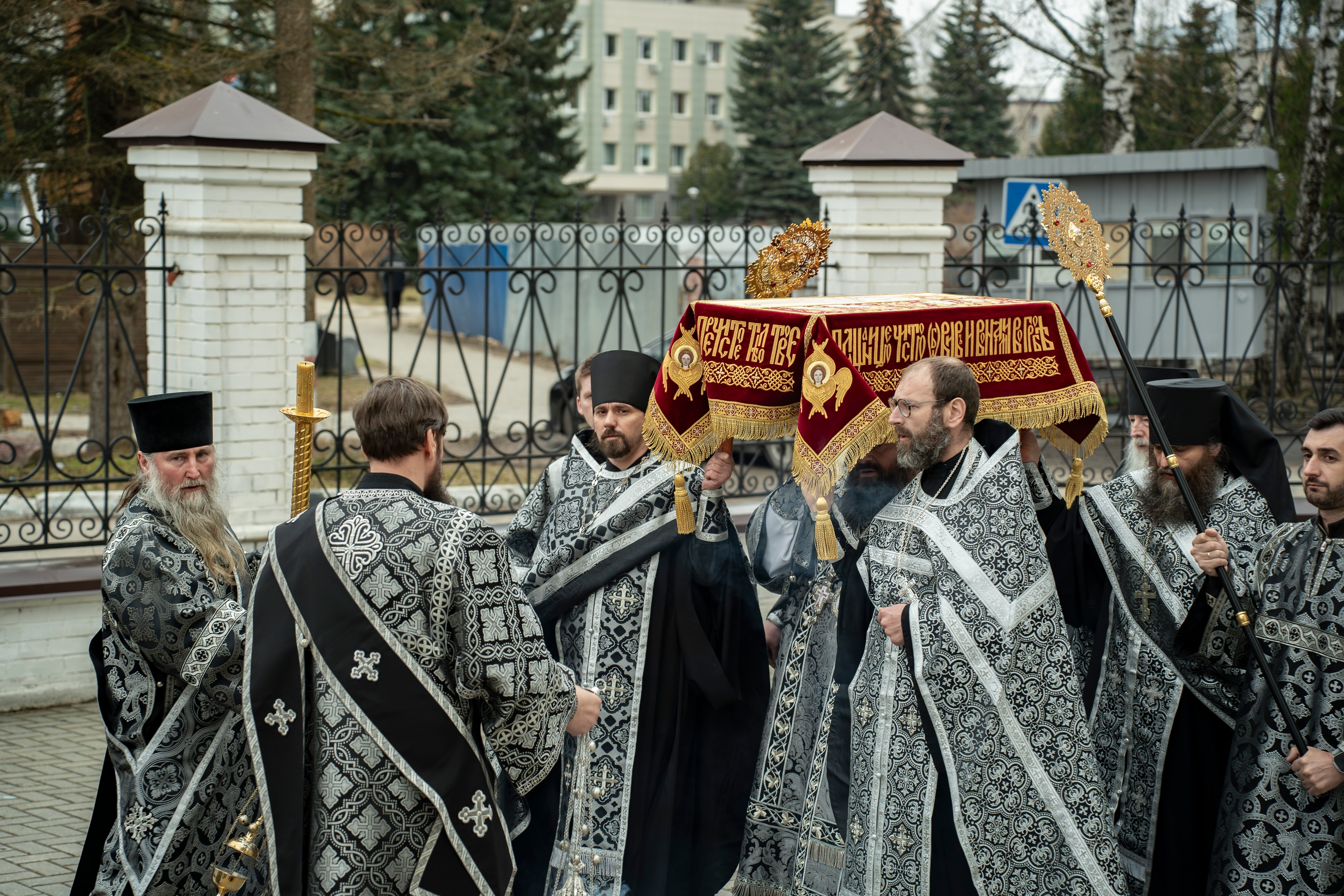 В Страстную пятницу епископ Городецкий и Ветлужский Парамон совершил Великую вечерню с чином выноса Плащаницы Спасителя и утреню Великой Субботы с чином погребения Плащаницы Господа нашего Иисуса Христа в Городецком Феодоровском мужском монастыре