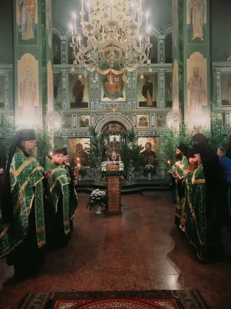 Фоторепортаж: празднование Святой Троицы (Пятидесятницы) в Городецком Феодоровском мужском монастыре
